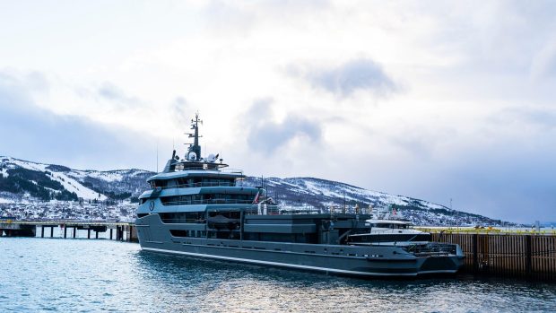Superjachta ruského oligarchy Vladimira Stržalkovského  Ragnar  v přístavu v Narvik