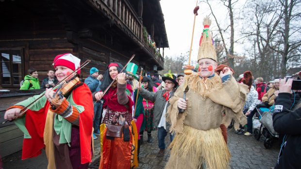 Nejzáhadnější maskou masopustu na Valašsku zůstává Pohřebenář