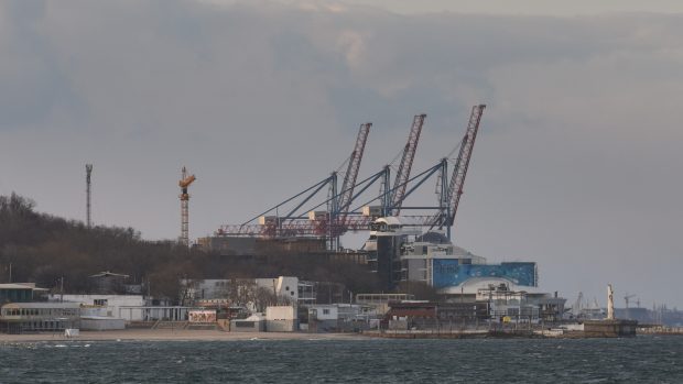 Fotografie ukrajinského přístavu Oděsa z devátého března 2022, kdy se připravoval na ruský útok