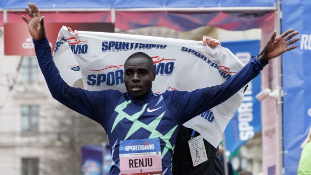 Takto se Keneth Kiprop Renju radoval z prvenství na pražském půlmaratonu. Jak se později ukázalo, k výslednému času mu kromě rychlých nohou pomohly i zakázané látky