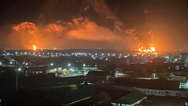 Požár v ropném skladu v ruském městě Brjansk