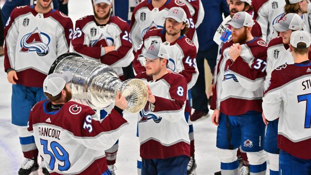 Český hokejový brankář Pavel Francouz předává Stanleyův pohár ostatním spoluhráčům z Colorada