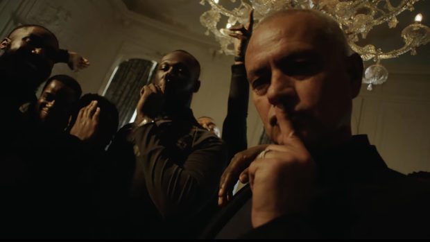 José Mourinho (vpravo) ve videoklipu rappera Stormzyho (urpostřed)