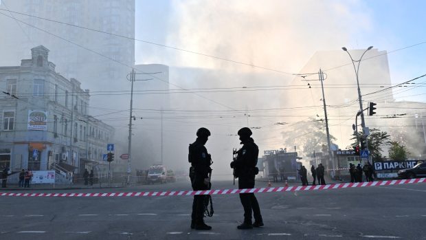 Policisté hlídají místo dopadu dronu v Kyjevě (archivní foto z 17. 10. 2022)