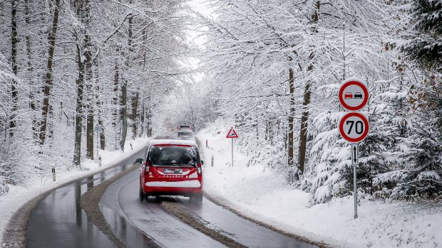 Řidiče opět trápí ledovka. Některé úseky silnic jsou uzavřené, jiné sjízdné se zvýšenou opatrností