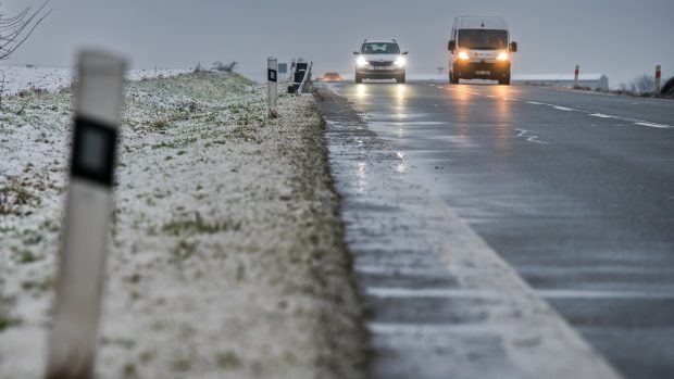 Čerstvá sněhová pokrývka u obce Vysoké Popovice na Brněnsku