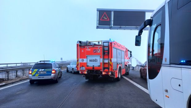 V mlze na D1 před Brnem bouralo 23. prosince 2022 při několika nehodách podle hasičů 40 aut