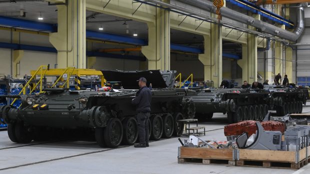 Technici pracují na modernizaci tanku T-72 v dílnách Excalibur Army (Archivní foto)
