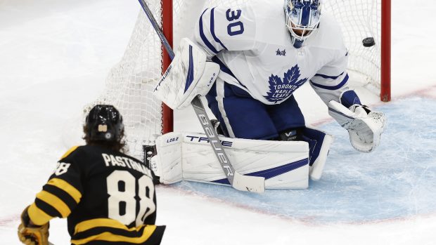 David Pastrňák překonává brankáře Matta Murrayho a střílí gól do sítě Maple Leafs