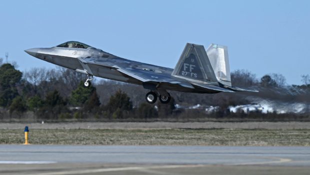 Americké stíhačky F-22 Raptor, které v posledních dvou týdnech sestřelily čínský údajně špionážní balón a další neurčitý předmět nad americkým územím (ilustrační foto)