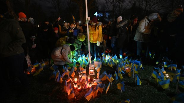 V parku u náměstí Borise Němcova v Praze je kříž, u kterého někteří účastníci akce připomínající rok od ruského vpádu na Ukrajinu zapíchli ukrajinské vlaječky do země.