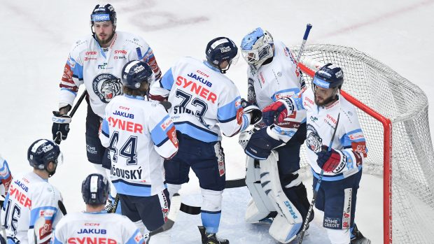 Hokejisté LIberce slaví výhru nad Pardubicemi