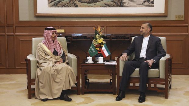 Íránský ministr zahraničí Hosejne Amírabdolláhján se v Pekingu setkává s ministrem zahraničí Saúdské Arábie princem Fajsalem bin Farhán Saúdem