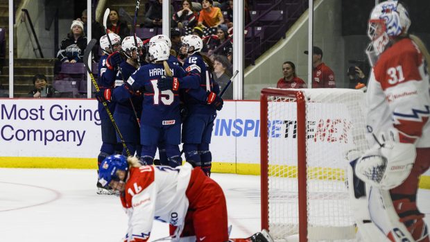 Americké hokejistky slaví vstřelenou branku