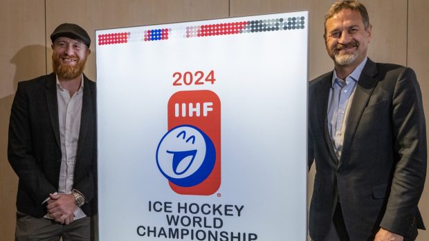 Jakub Voráček a Petr Bříza představují oficiální logo mistrovství světa v hokeji, které v roce 2024 proběhne v Česku