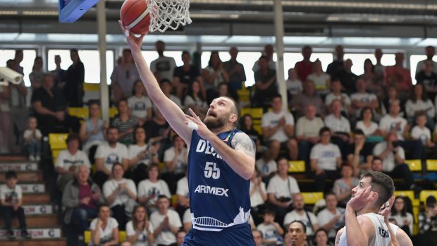 BK Děčín - Ostrava. 2. zápas čtvrtfinále play-off NBL.
vlevo Igor Josipovič, vpravo Štěpán Svoboda