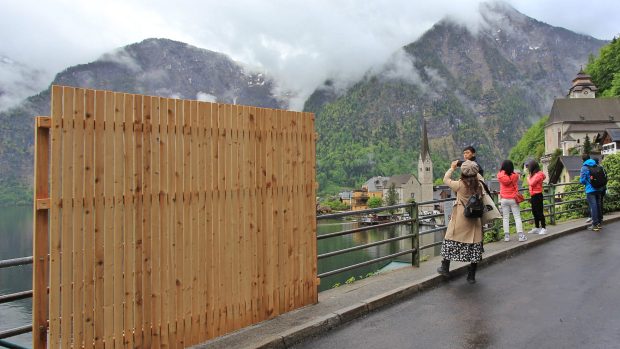 Vesnice Hallstatt postavila bariéru proti turistickým fotografiím