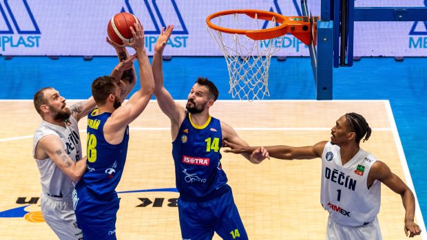 Souboj pod košem v podání basketbalistů Děčína a Opavy v prvním finálovém utkání