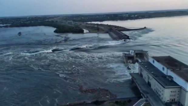 Pohled na zničenou Kachovskou přehradu. Záběr z videa, které přebralo vícero zpravodajských agentur