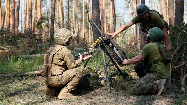 Ukrajinští vojáci pálí z granátometu na ruské pozice na frontové linii u Kreminny v Luhanské oblasti