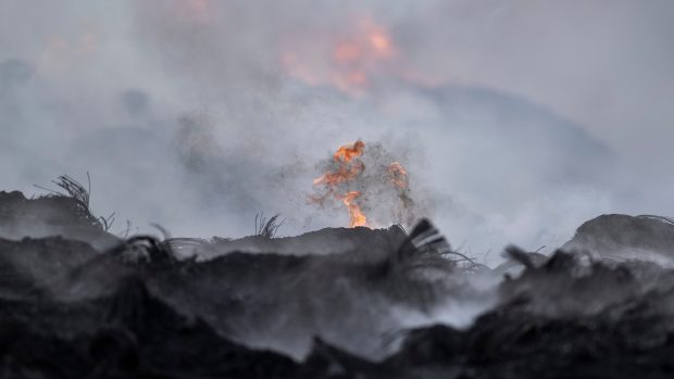 Požár skládky pneumatik ve firmě na jejich recyklaci v Borovanech