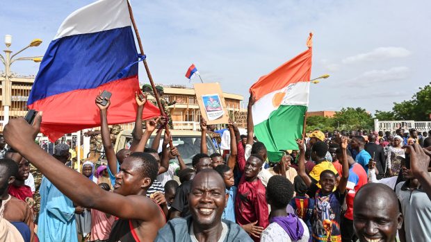Demonstrace na podporu pučistů v Nigeru