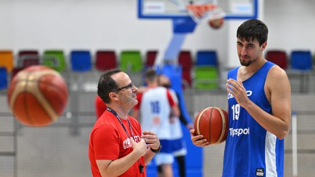 Trenér české basketbalové reprezentace Diego Ocampo s pivotem Davidem Böhmem