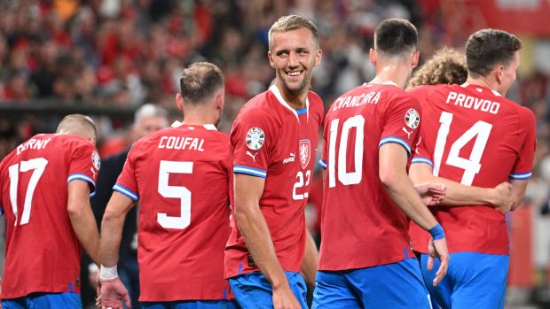 Čeští fotbalisté v čele s Tomášem Součkem slaví gól