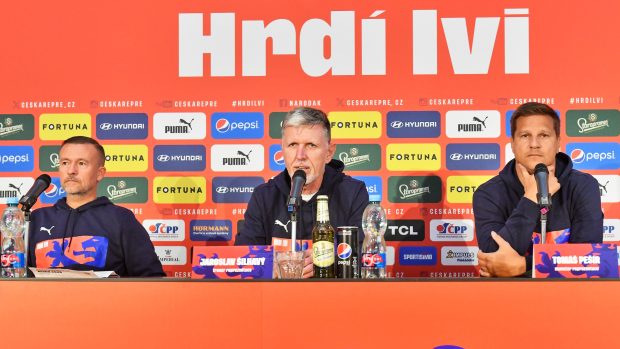 Jaroslav Šilhavý (uprostřed) oznámil nominaci na nadcházející kvalifikační zápasy proti Albánii a Faerským ostrovům