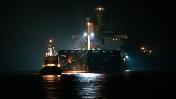 Nákladní loď Polesie po srážce, která je vedená dvěma remorkéry v ústí Labe do Cuxhavenu