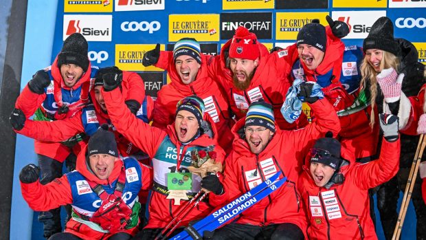 Český tým slaví s Michalem Novákem zisk jeho stříbrné medaile ze závodu na 20 kilometrů volnou technikou ve finské Ruce