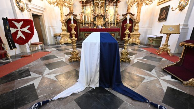 Rakev Karla Schwarzenberga vystavená v pražském kostele Panny Marie pod Řetězem