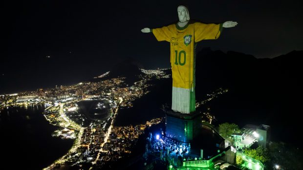 V Riu de Janeiro pomocí světel „oblékli“ do Pelého reprezentačního dresu s číslem 10 ikonickou sochu Krista Spasitele.
