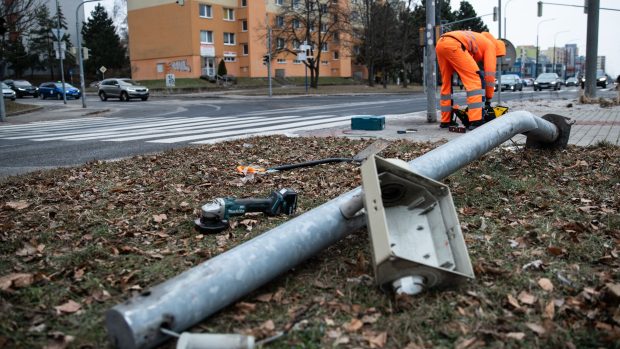 Šéf SNS Andrej Danko v noci poničil semafor na křižovatce ulic Saratovská a Repašského