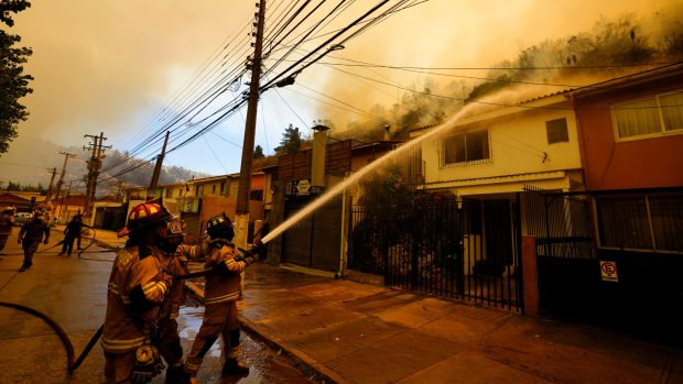 Chilští hasiči likvidují na začátku února 2024 požár ve městě Viña del Mar na západě země