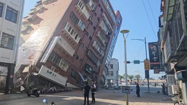 Částečně zřícená budova ve městě Chua-lien na východě Tchaj-wanu