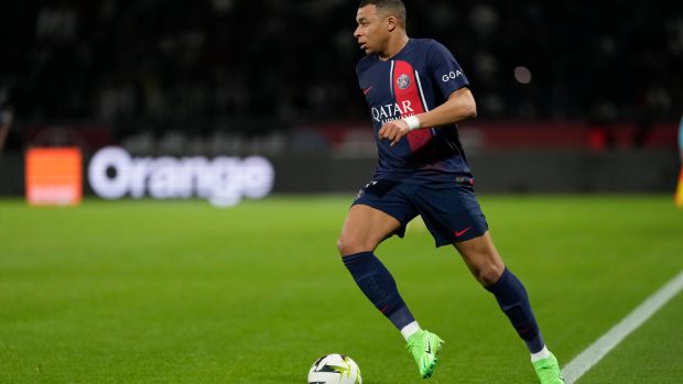 Francouzský fotbalista Kylian Mbappé povede tým PSG proti Barceloně v úvodním čtvrtfinále Ligy mistrů