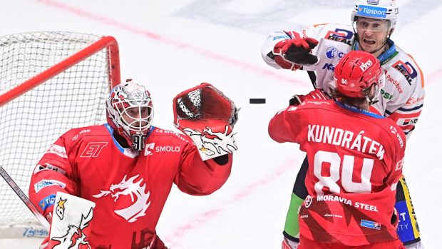 Finále hokejové extraligy mezi Pardubicemi a Třincem se za nerozhodného stavu 1:1 na zápasy stěhuje do Slezska