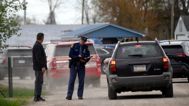 Policie na místě vyšetřuje incident, kdy pravděpodobně opilá řidička vjela autem na narozeninovou party v USA