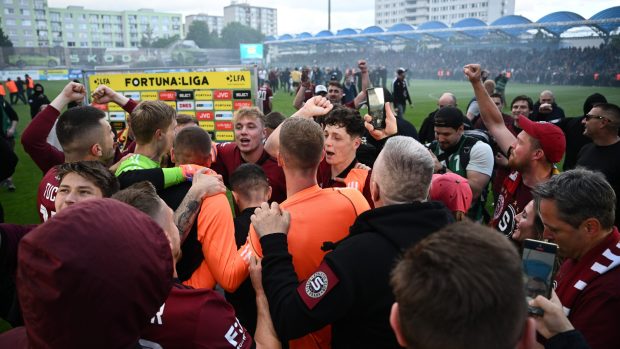 Fotbalisté Sparty slavili zisk titulu ihned na hrací ploše stadionu v Mladé Boleslavi
