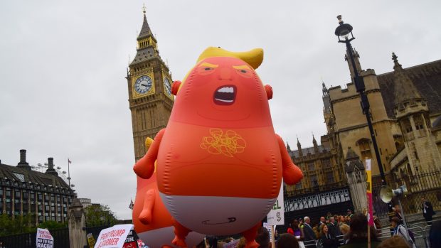 Návštěvu amerického prezidenta Donalda Trumpa v Británii doprovází série demonstrací v Londýně a Windsoru