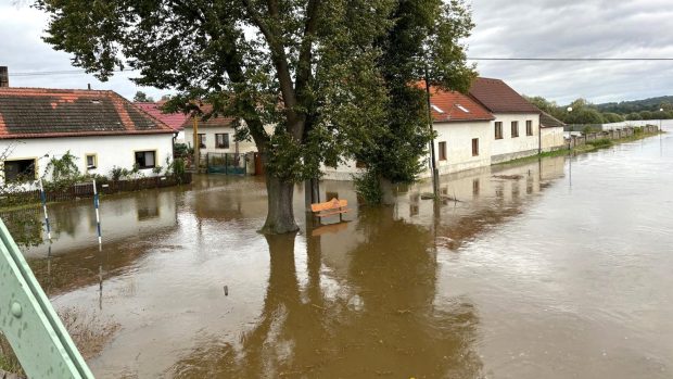 V Putimi na Písecku, která leží na soutoku Blanice a Otavy, je nakonec situace klidnější, než místní očekávali. Odtok z Husinecké přehrady není tak velký, voda vystoupala jen k domům, které stojí bezprostředně u řeky. Částečně zaplavila mini zoo manželů Kozákových, ti kvůli tomu odvezli některá zvířata