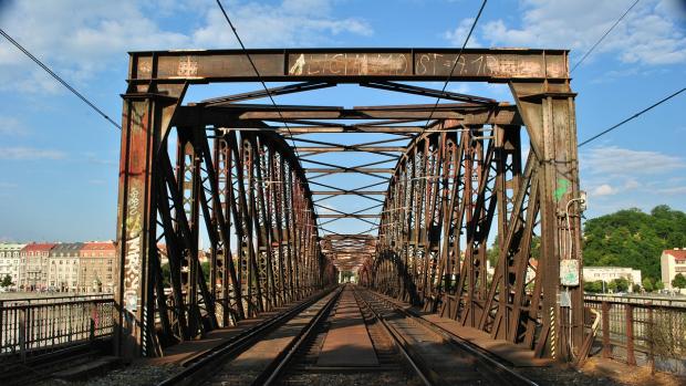 Železniční most spojující pražský Smíchov a Výtoň