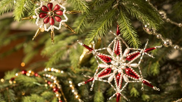 Ruční výroba vánočních ozdob z foukaných skleněných perel je od čtvrtka na reprezentativním seznamu nehmotného kulturního dědictví Organizace OSN pro vzdělání, vědu a kulturu (UNESCO)
