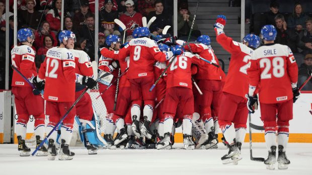 Česká reprezentace slaví vítězství nad Kanadou na Mistrovství světa hráčů do 20 let