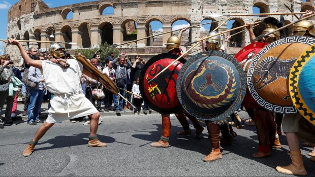 Skupina Gruppo Storico Romano v Říme při Koloseu napodobuje boje ze starověkého Říma.