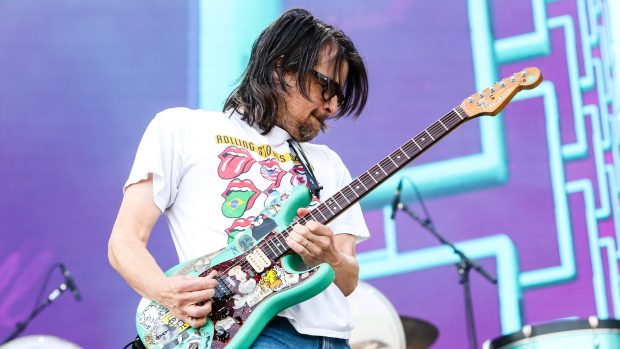 Frontman kapely Weezer Rivers Cuomo během koncertu na festivalu IDAYS Festival v italském Miláně v červnu 2022