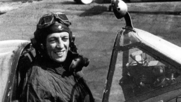 Robert Ossendorf ve svém letounu během druhé světové války