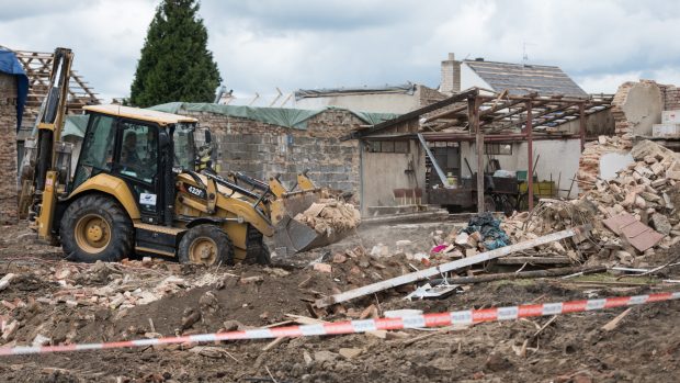 Úklid, obnova a demolice v obci Hrušky týden po zpustošení tornádem.