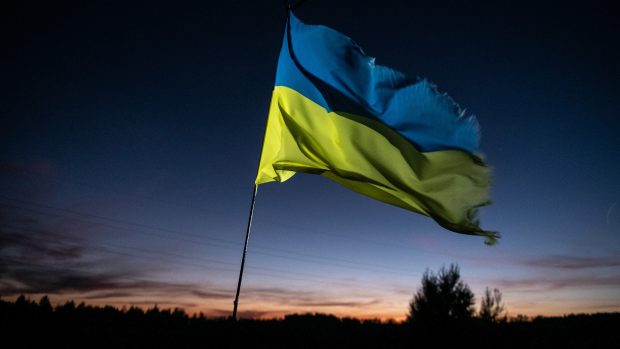 Ukrajinská vlajka nad hřbitovem v Buči